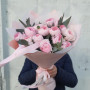 Букет из 15 розовых ранункулюсов